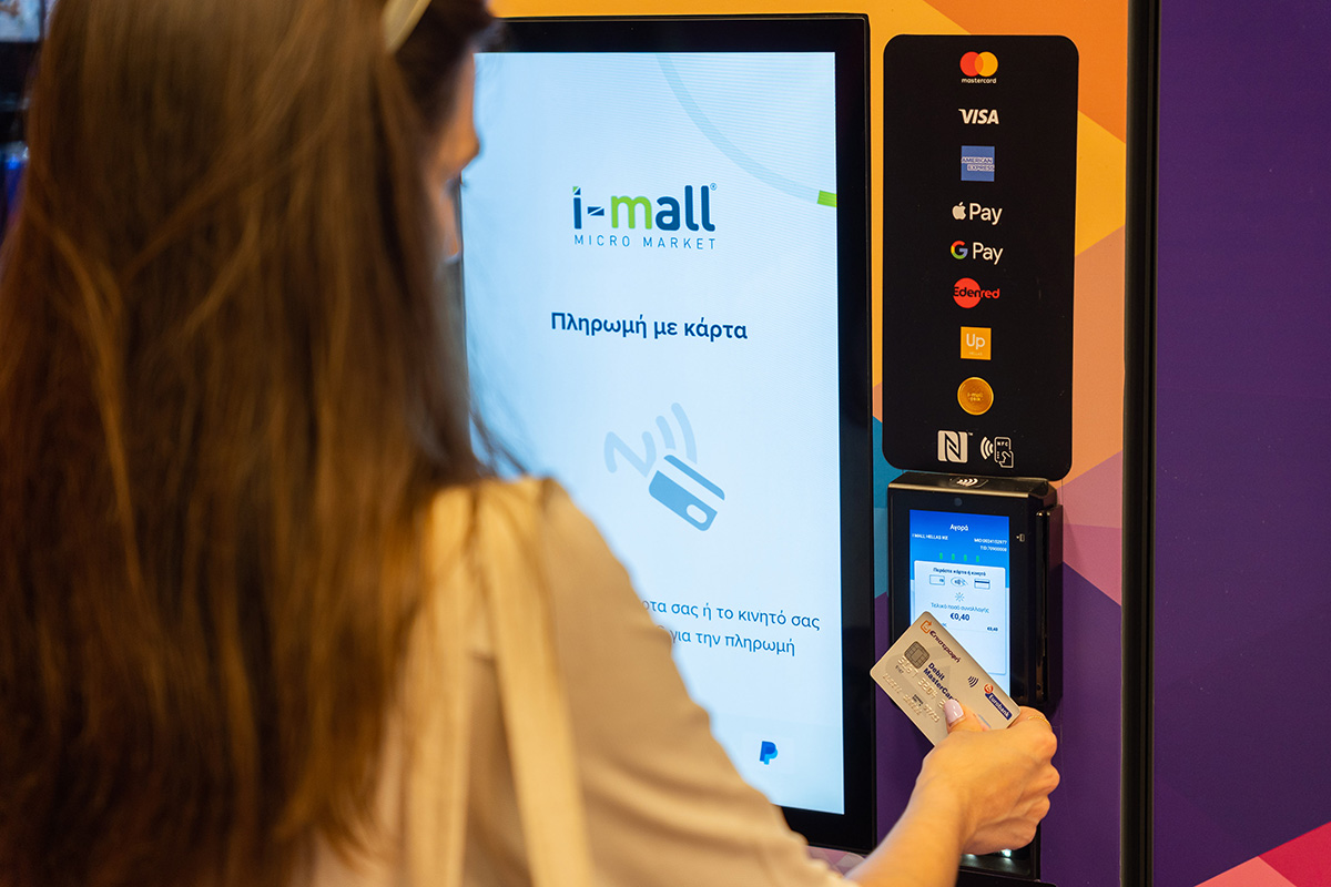 Cliente che acquista tramite transazione contactless da un distributore automatico Point 24H